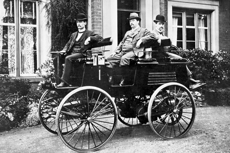 Thomas Parker centre with his two sons in 2nd electric electric car he produced
